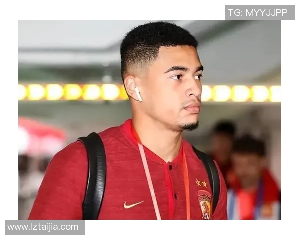 足球明星独特魅力展现断眉造型引发球迷热议与关注